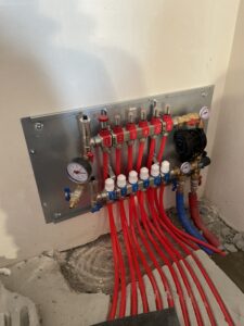 Rozdzielacz z zaworami -profesjonalny montaż instalacji C.O.